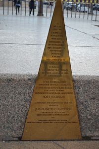 tabuľa pri obelisku