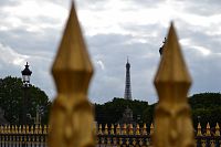 pohľad na Eiffelovú vežu cez bránu zo záhrad na námestie