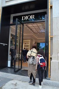Dior - jeden zo značkových obchodov na Avenue des Champs-Elysées
