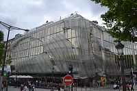 jedna z novších budov na Avenue des Champs-Elysées