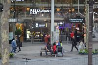 obchody, lavičky, život na Champs Elysées