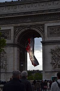 počas našej návštevy viala v oblúku obrovská francúzska vlajka