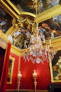 krásny luster, malovaný strop a veľa zlata, mne sa to takto páči
