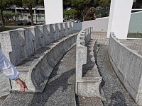 kamené lavice mi pripomínali doby dávno minulé - až časy starého Ríma
