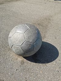 druhý deň doobeda - futbalová lopta pred štadionom