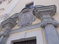 erb rehole piaristov nad dverami - MA-MP0Y - čo znamená z gréčtiny Mária-Matka Božia