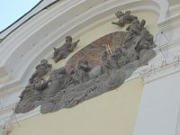 relief na prednej strane kostola