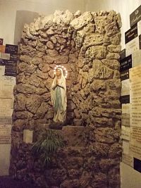 Panenka Mária - bočný oltár pred vstupom do samotného kostla a tabuľky s poďakovaním