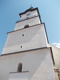 veža kostola s sochou vo výklenku