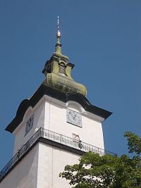pohľad na kostolné hodiny na veži