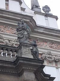 detail sochy nad vstupom do kostola