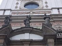 sochy nad vchodom