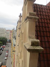 pohľad z veže na štít radnice