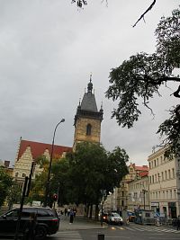 pohľad na radnicu s vežou z Karlovho námestia