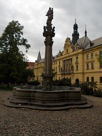fontána so sochou sv. Jozefa, nachádzajúca sa v prvej časti parku
