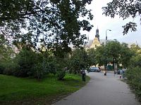 v druhej časti parku - pohľad na Novomestskú vežu