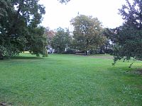 v južnej časti parku, v pozadí za stromami kostol sv. Ignáce