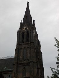 veže kostola s hodinami