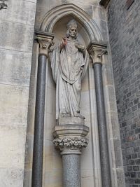 socha u vchodu do kostola