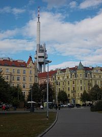 pohľad na Žižkovskú vežu z námestia