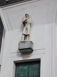 socha nad vchodom