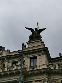jedna z dvoch sôch anjelov na streche budovy