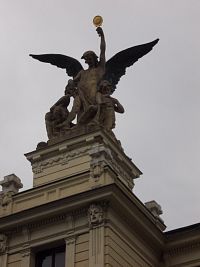 detail jednej z dvoch sôch anjelov na streche divadla