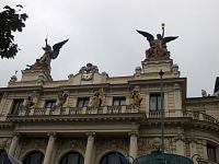 sochy anjelov na streche divadla a štyri sochy na balkóne