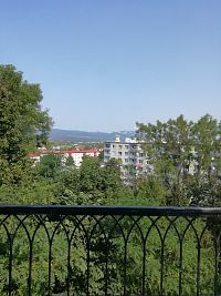 pohľad na časť domov v Dubnici n.V. a na Biele karpaty - časť Vršatecké bralá