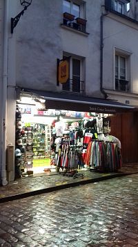 jeden z obchodíkov na Montmartre