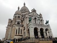priečelie baziliky s dvoma jazdeckými sochami - Jana z Arku a Ľudvík IX. Svätý