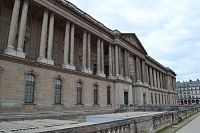 pohľad na vstupnú budovu do Louvre