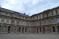 dve z troch budov zámku Louvre