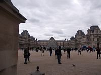 pohľad na Louvre po vyjdení z pyramídy