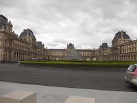 pohľad na areál Louvre