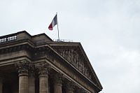 francúzska vlajka nad vchodom