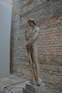 socha Adama z vápenca z rokov okolo 1260 z paríža - vidieť vplyv staroveku