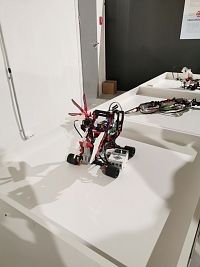 robot skladajúci Rubikovu kocku