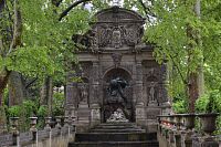 Fontaine Médicis, ktorá za začala stavať r. 1830 ako grotta