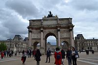 Malý víťazný oblúk a za ním palác Louvre