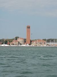 jedna zo štvorhranných veží Benátok