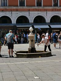 malé námestie pred kostolom - námestia Campo San Giacomo di Rialto