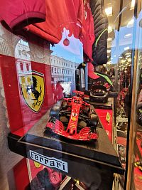 Ferrari nesmie na námestí chýbať