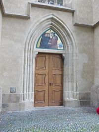 jeden z portálov vstupu do kostola