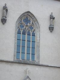 okno a dve postavičky