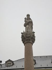 pieskovcová socha Nepoškbrnenej Panny Márie s Ježiškom v rukách