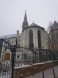 kostol s kaplnkou sv. Jána Evanjelistu a železný plot okolo Františkánskej záhrady
