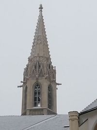 štíhla veža, originál vrchnej časti je umiestnený v Parku Janka Kráľa v Petržalke ako altánok
