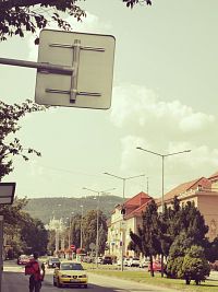 ulica v Prievidzi, v pozadí Bojnický zámok