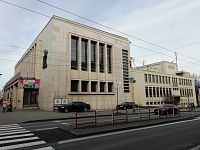 pred súborom budov na Bernolákovej ulici je budova Domu odborov z roku 1956